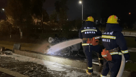司机疲劳驾驶，汽车撞上石墩侧翻起火！景德镇消防紧急救援！休闲区蓝鸢梦想 - Www.slyday.coM