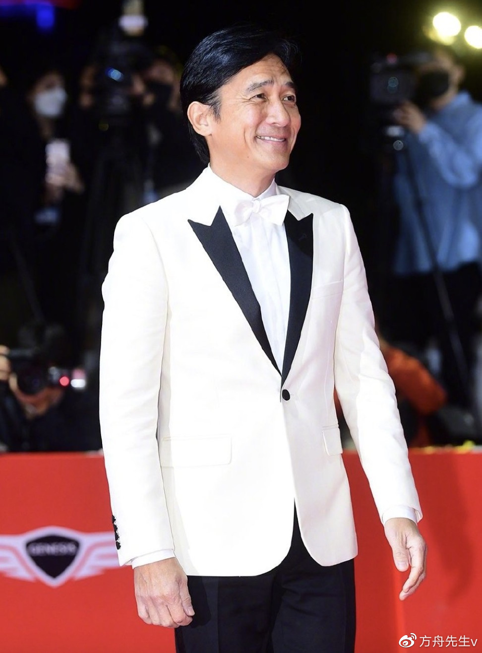 梁朝伟出席釜山电影节红毯，穿西装笑容腼腆，现场粉丝欢呼人气高休闲区蓝鸢梦想 - Www.slyday.coM