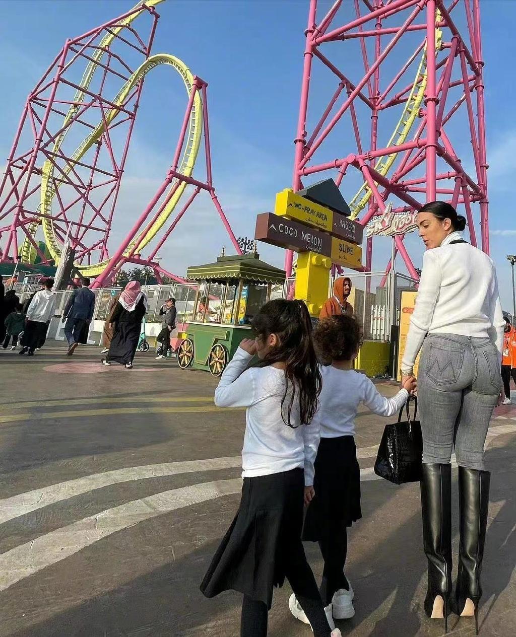 c罗一全家出游乔治娜拎爱马仕炫富踩20公分高跟鞋变维密超模