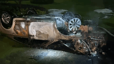 司机疲劳驾驶，汽车撞上石墩侧翻起火！景德镇消防紧急救援！休闲区蓝鸢梦想 - Www.slyday.coM