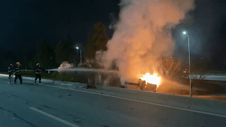 司机疲劳驾驶，汽车撞上石墩侧翻起火！景德镇消防紧急救援！休闲区蓝鸢梦想 - Www.slyday.coM