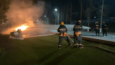 司机疲劳驾驶，汽车撞上石墩侧翻起火！景德镇消防紧急救援！休闲区蓝鸢梦想 - Www.slyday.coM
