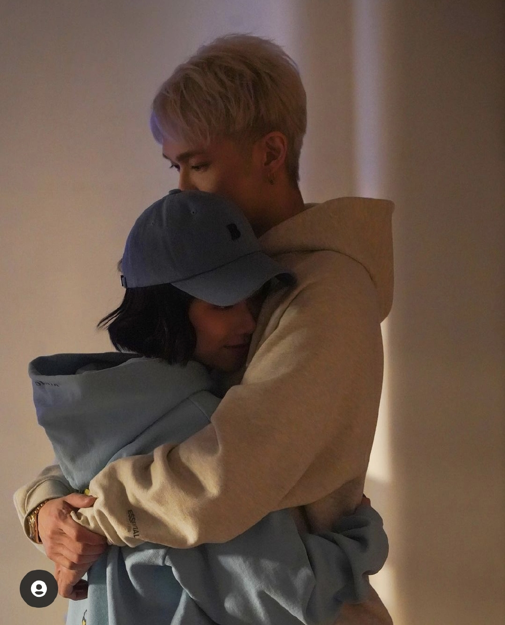 邓紫棋罕见秀恩爱,晒MV花絮照,与男友四目相对深情相拥尽显甜蜜休闲区蓝鸢梦想 - Www.slyday.coM 邓紫棋罕见秀恩爱,晒MV花絮照,与男友四目相对深情相拥尽显甜蜜休闲区蓝鸢梦想 - Www.slyday.coM