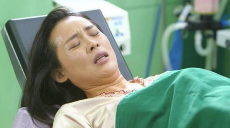 分娩过程太痛苦宝爸拍下妻子产房照诠释什么叫做为母则刚