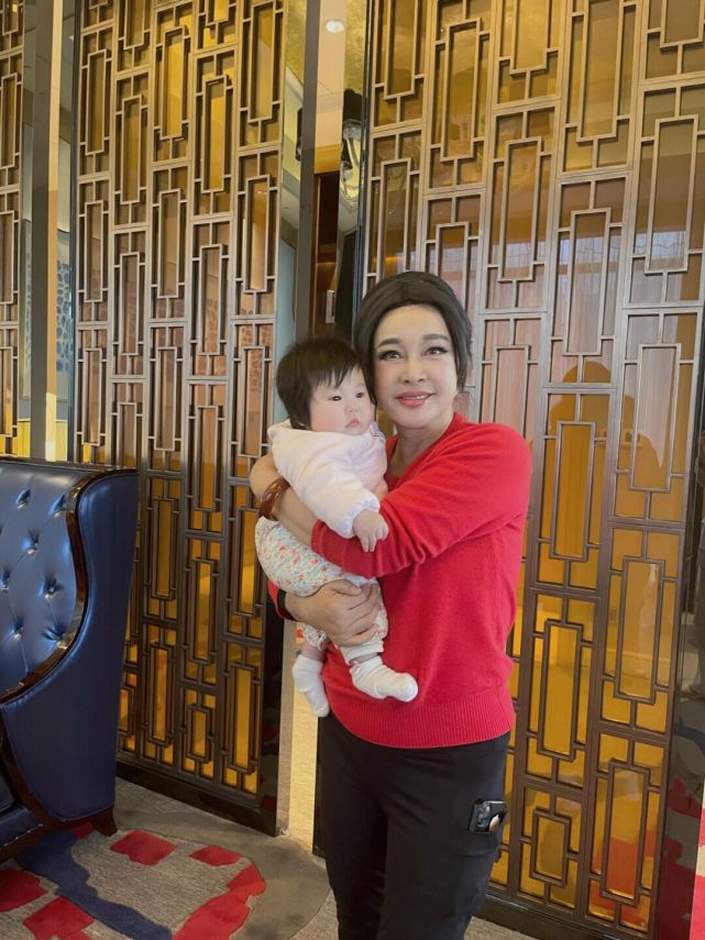 65岁刘晓庆探望张纪中全家,同框小26岁杜星霖显老,网友:像蜡像