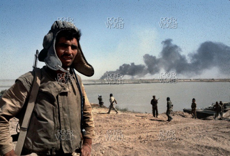 老照片两伊战争中的伊拉克军队渡河攻打伊朗