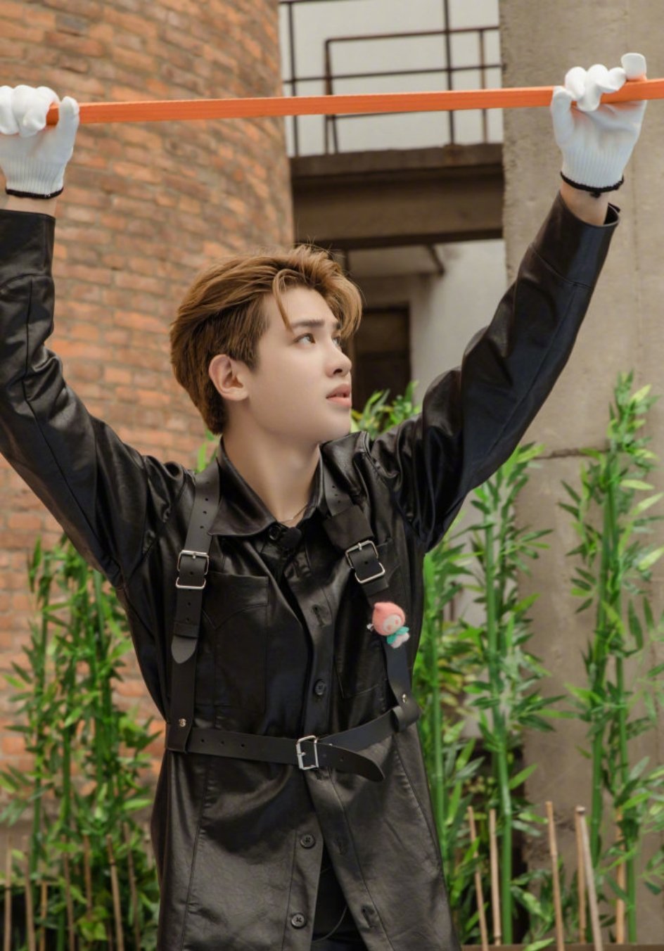 黄明昊|最新造型 黑色背带皮衣背头
