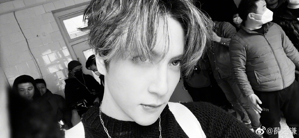 薛之谦灰发自拍救命我真的会反复爱上薛之谦的灰发顺毛好乖