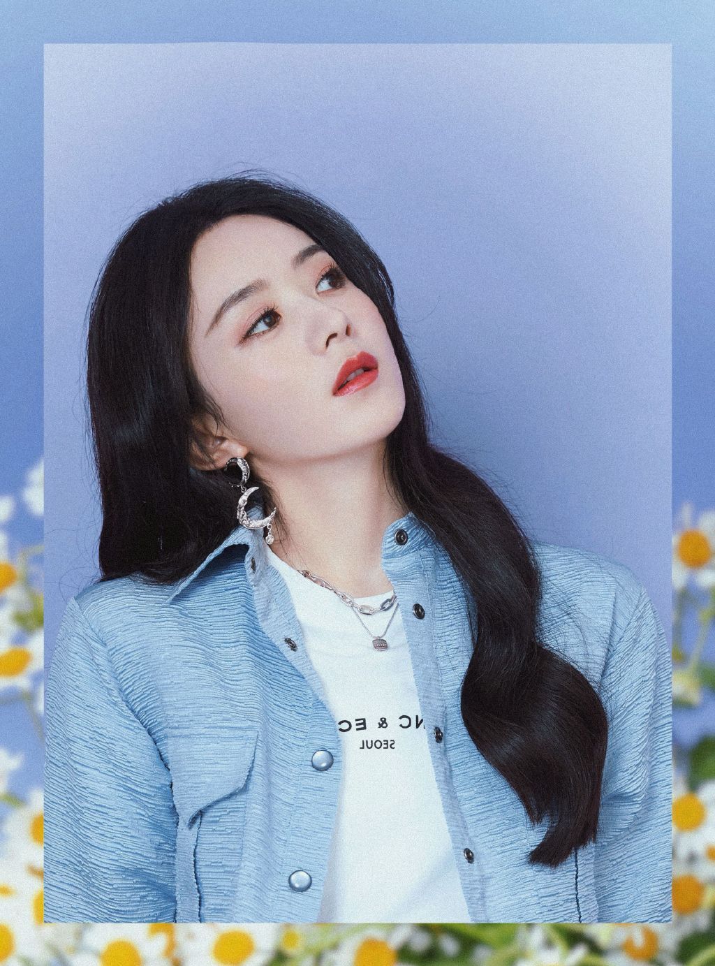 赵丽颖 身穿淡蓝色套装,长发披肩,双腿白皙修长