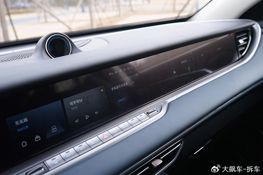 这辆车最为精彩的设计,是其装载了一组一体式可升降的三联屏,能够根据