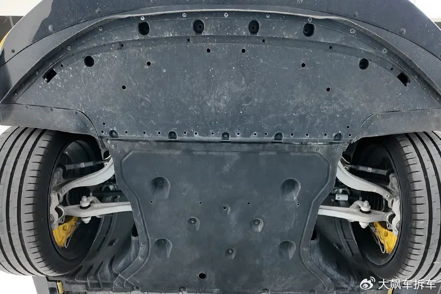 小米SU7 Ultra拆车:国产顶尖堆料!为什么性能稍逊特斯拉?-新浪汽车