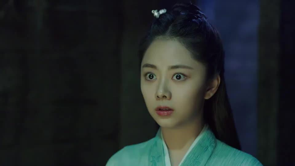 袁今夏用手铳触发了机关,陆绎三两下就躲过机关,袁