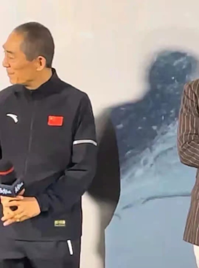 71岁张艺谋罕见紧张爆棚穿安踏接受采访小动作一堆难得可爱
