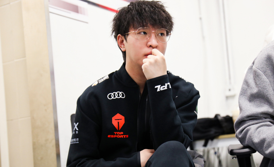 天黑了小鹏发挥出色tes拿到新赛季首胜