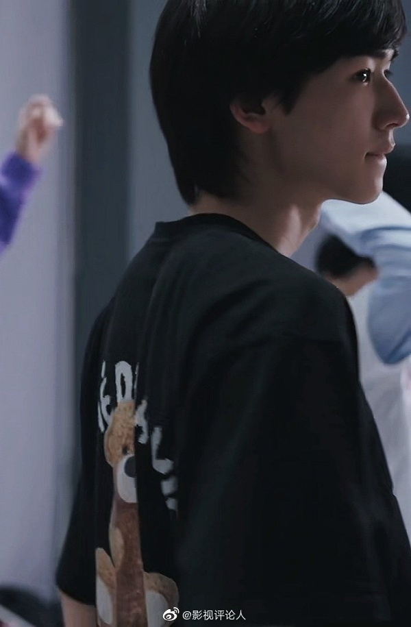 白白嫩嫩的皮肤超级好!从不需要戴口罩训练的帅哥宋亚轩谁爱了!