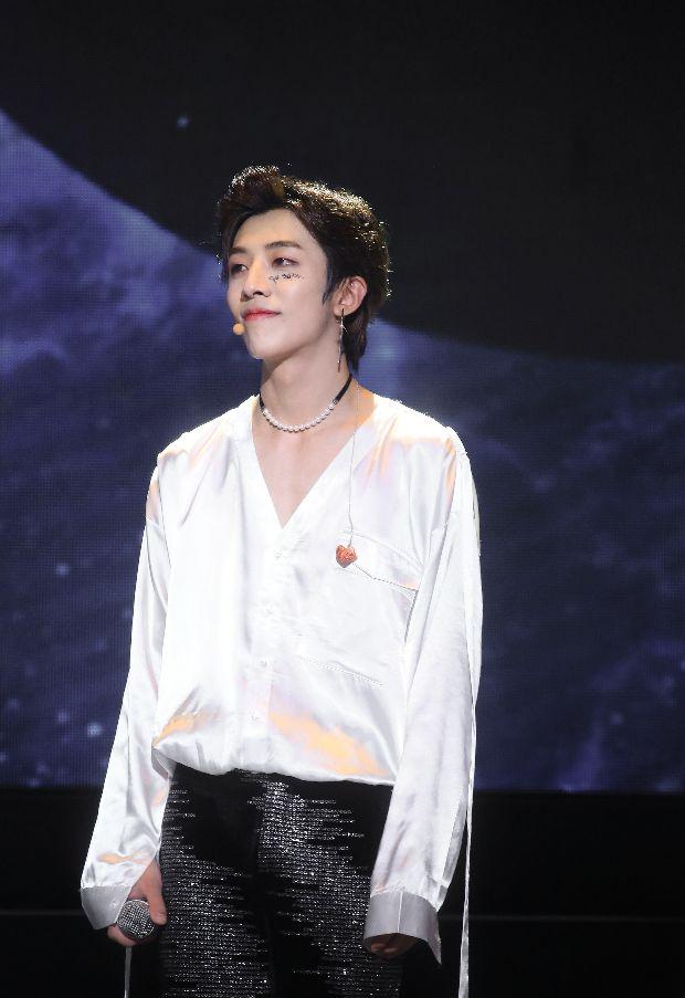 unine解散后,夏瀚宇终于发光了,虽是歌手却成了行走的衣架