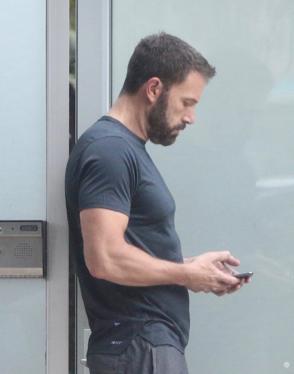 蝙蝠侠本阿弗莱克出街照瘦回190斤型男身材脖子回来啦