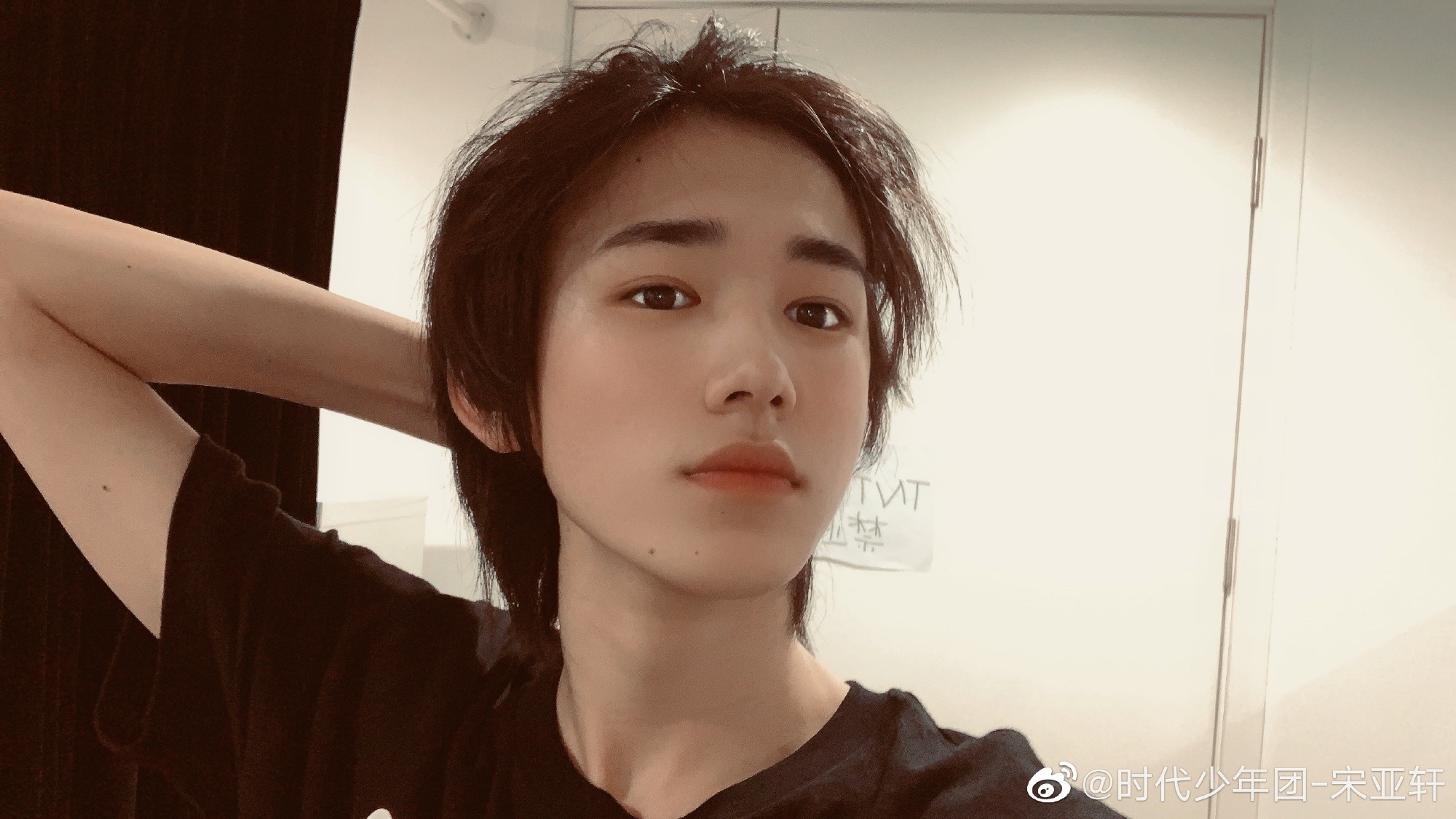 来看看16岁的帅哥宋亚轩!优越的脸部线条和五官