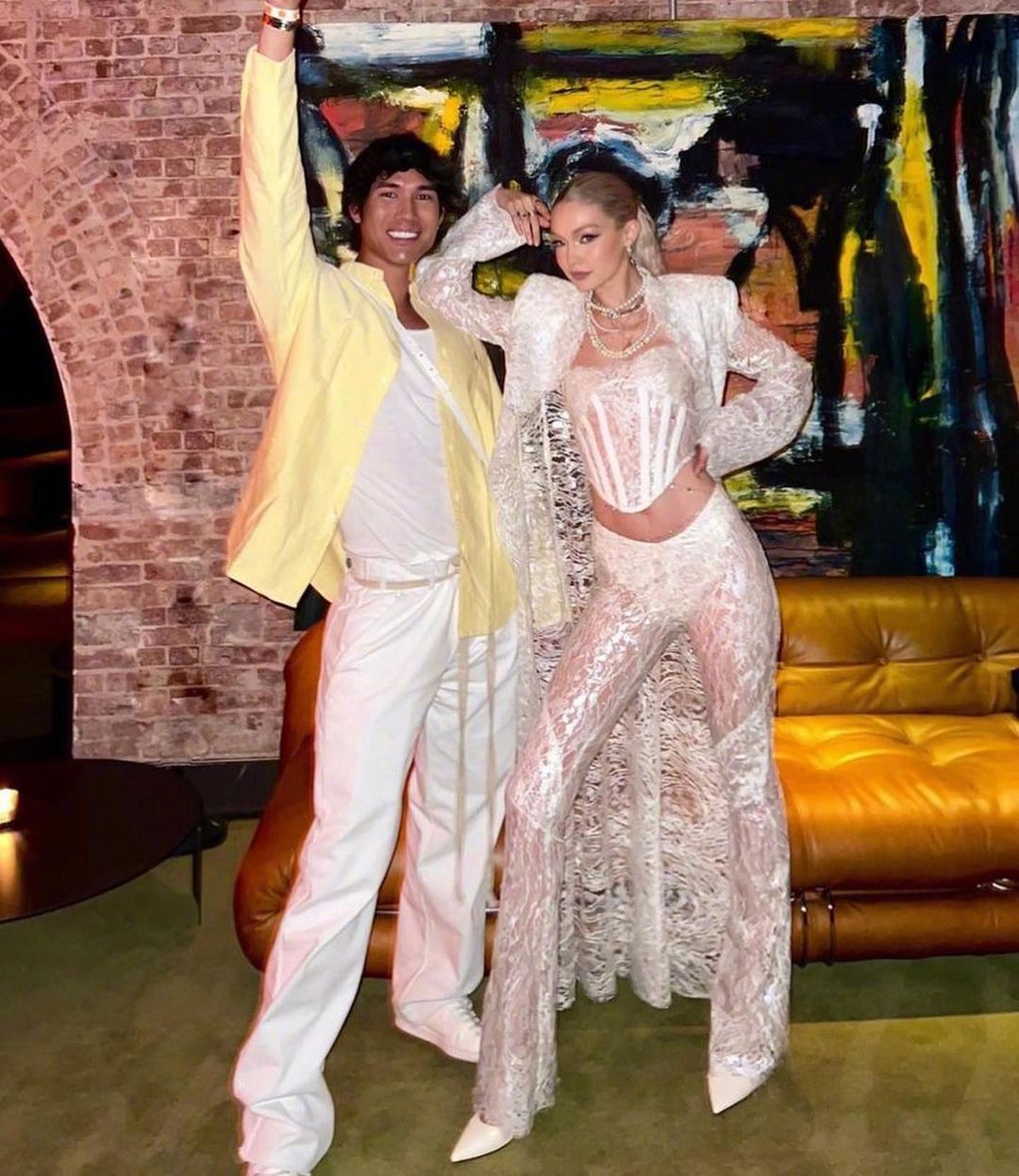 当地时间4月23日gigihadid举办盛大派对迎接27岁生日