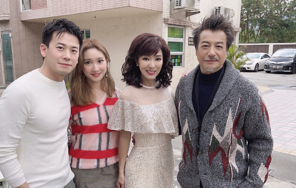 米雪真会装"嫩",穿一袭印花抹胸连衣裙高贵优雅减龄,魅力十足