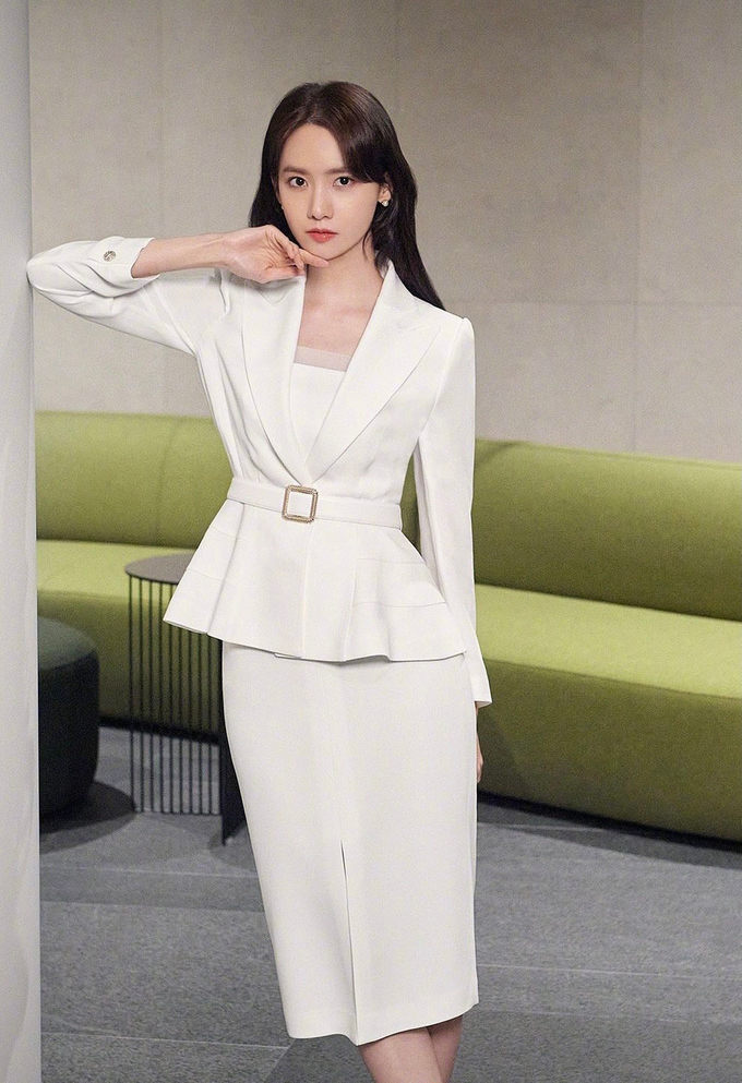 林允儿这身白色西服裙装清新又知性,优雅不媚俗,女性曲线展现得恰到