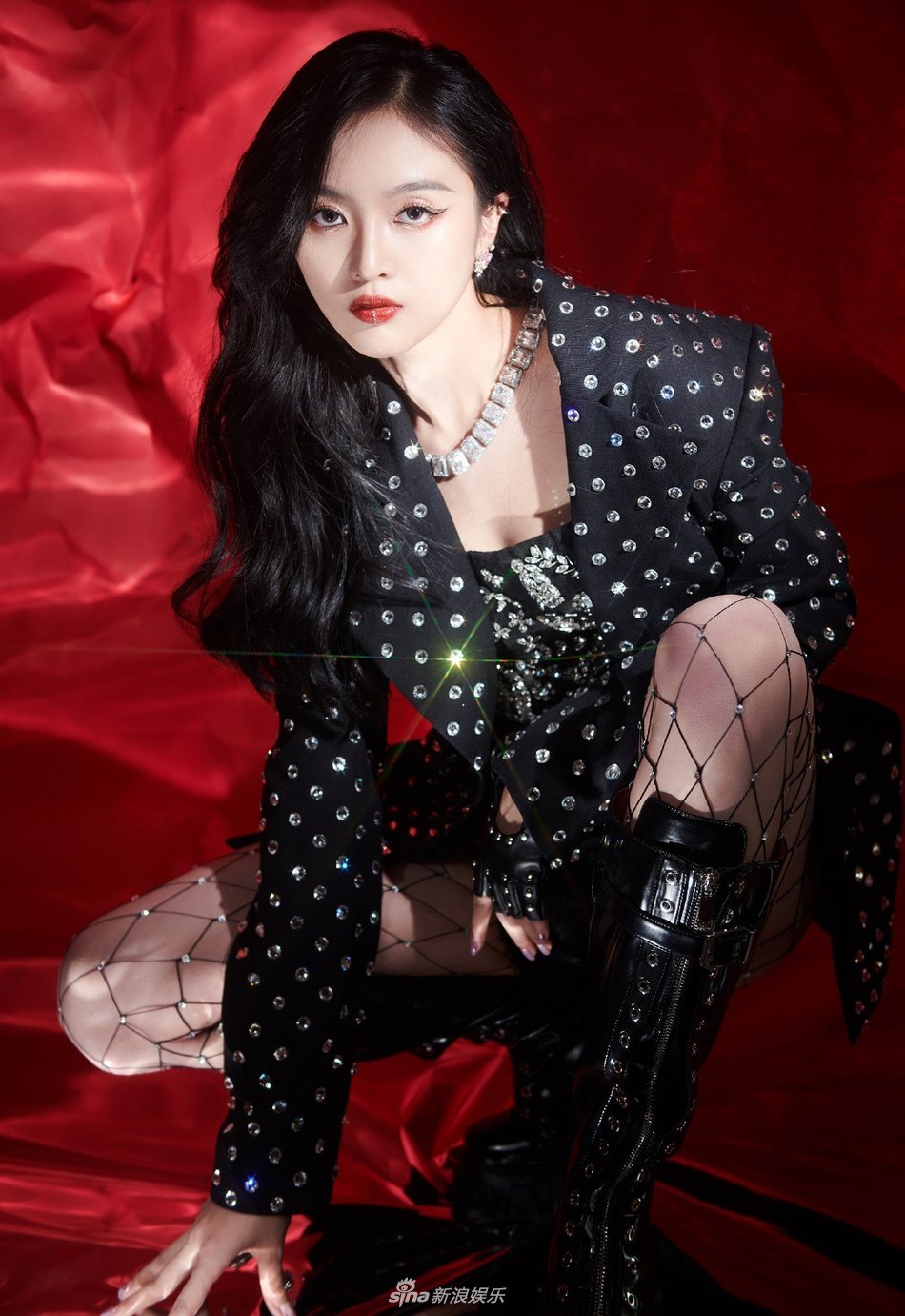 吴宣仪红唇造型魅惑撩人亮钻西装搭镂空网袜性感华丽