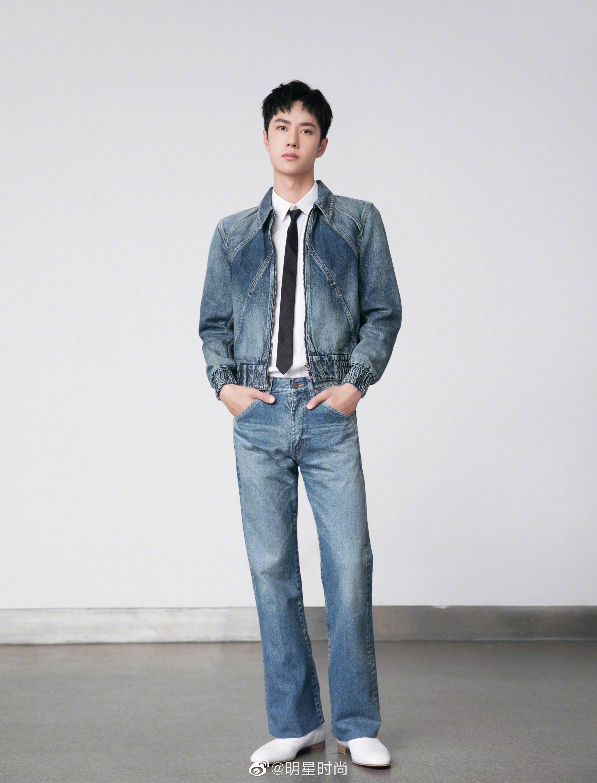 王一博复古牛仔外套搭配白衬衫与黑领带出镜
