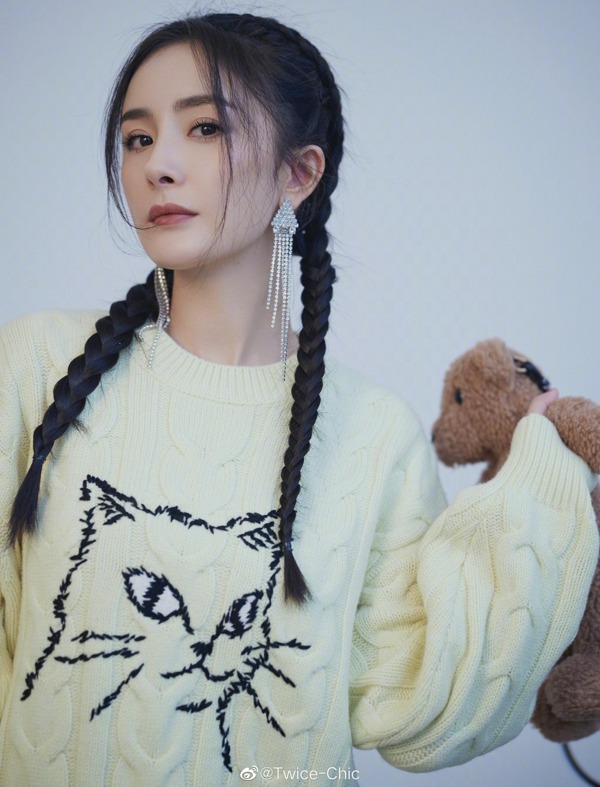 杨幂今晚直播活动造型双麻花辫搭配moco淡黄绞花针织毛衣