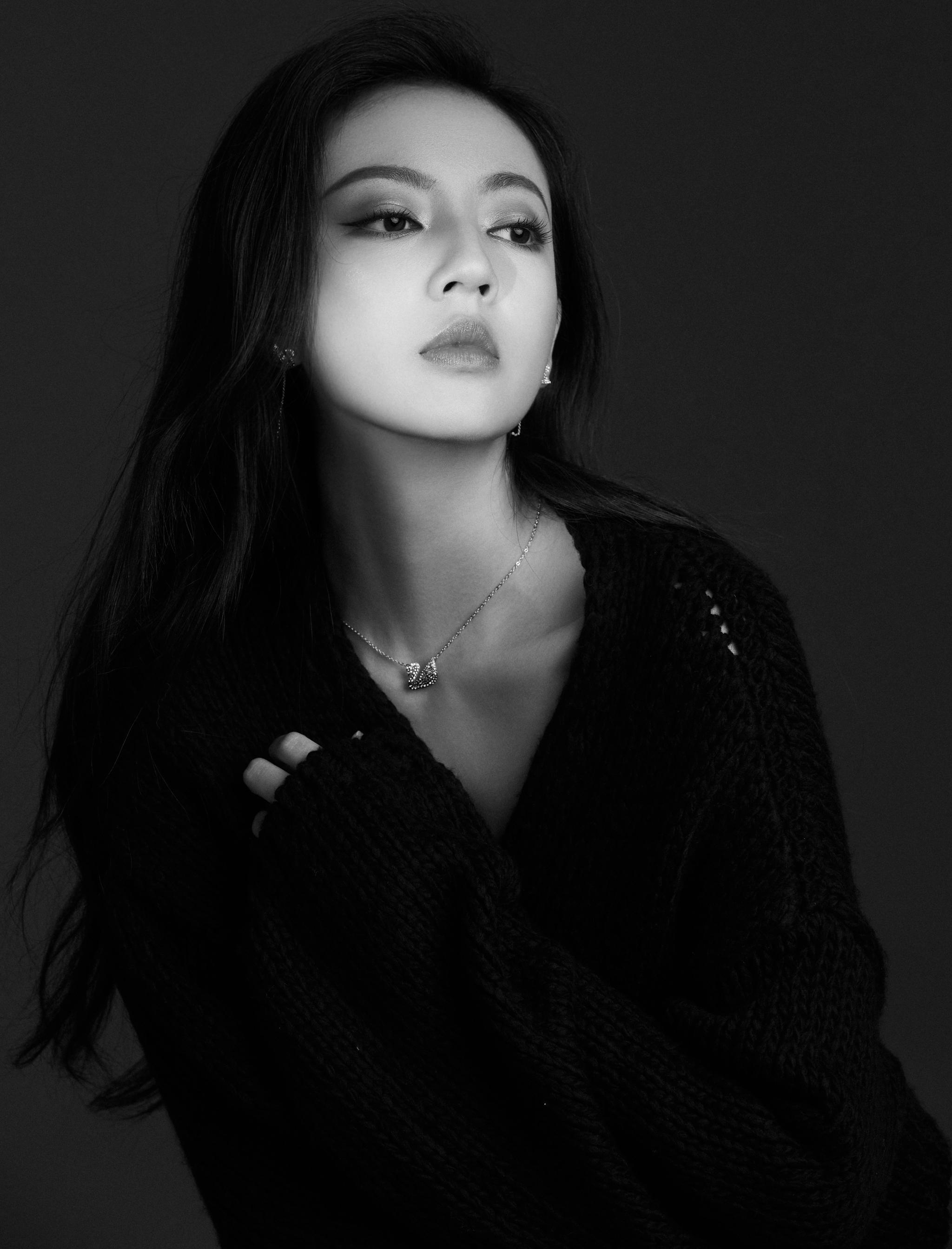 欢娱影视演员何瑞贤演绎施华洛世奇iconicswan系列