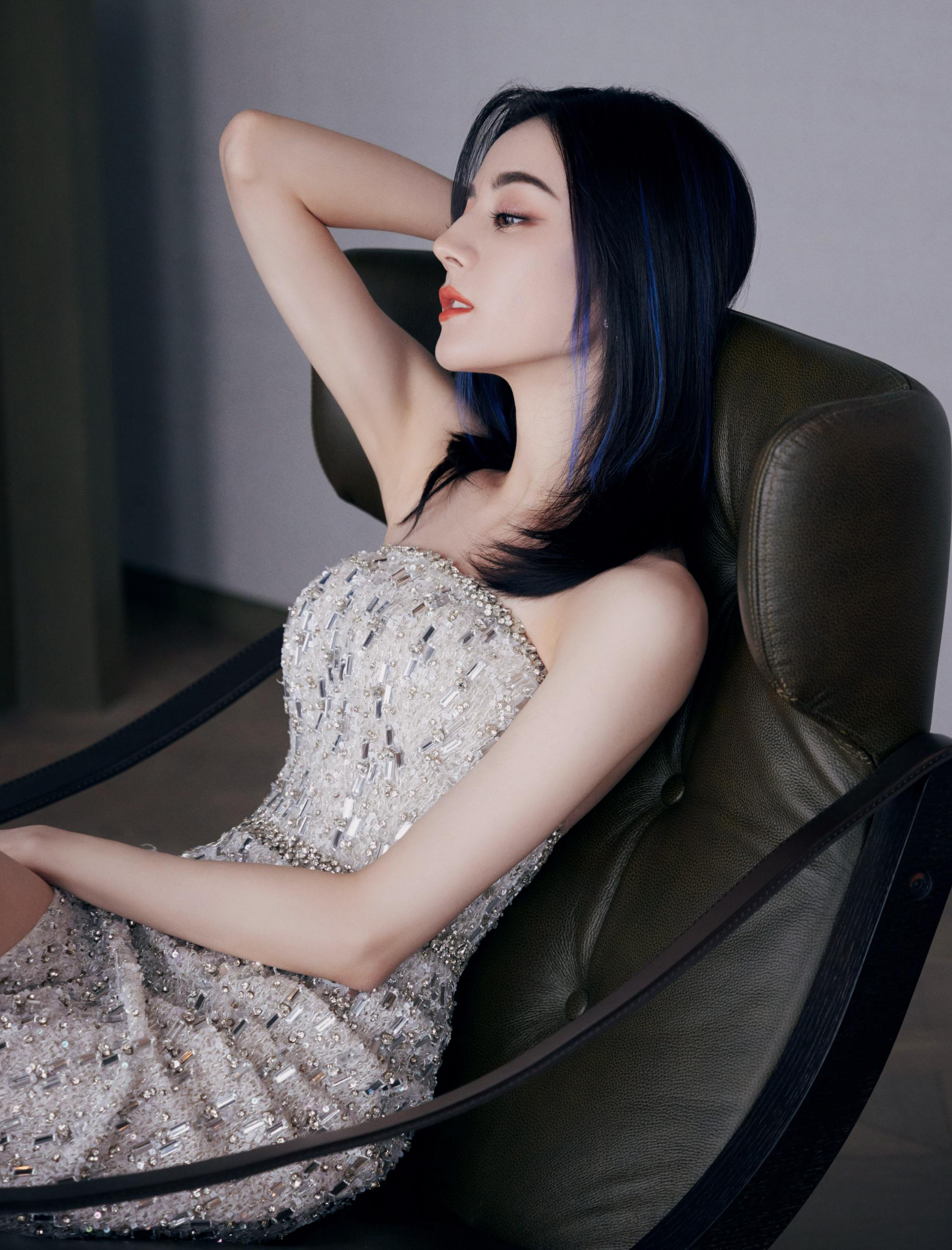 迪丽热巴今日活动造型图蓝色挑染发型