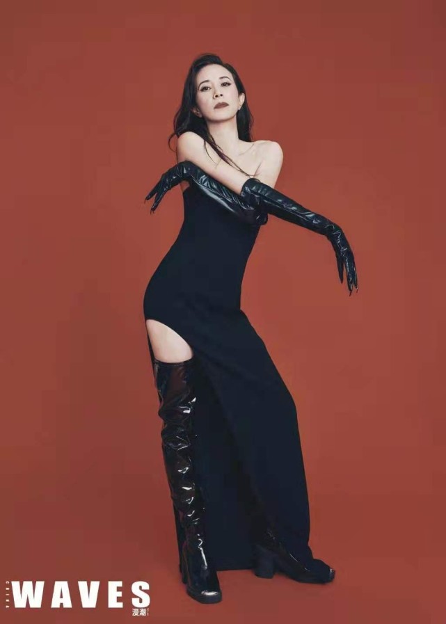 50岁莫文蔚新大片太绝了紧身抹胸裙开叉到大腿根身材超级火辣