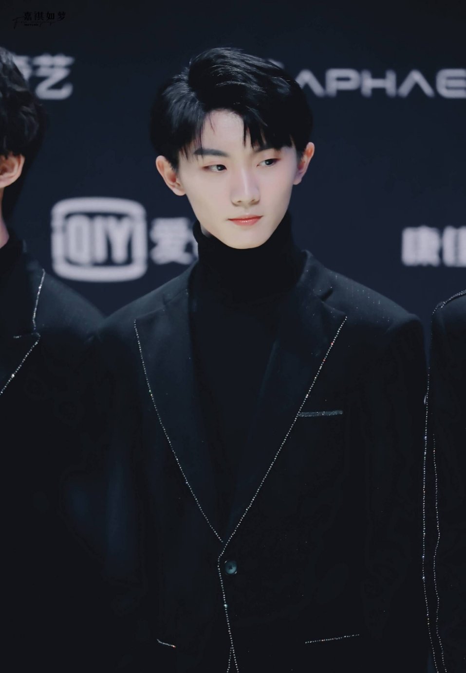期待时代少年团对长马嘉祺一身黑西装正义盎然