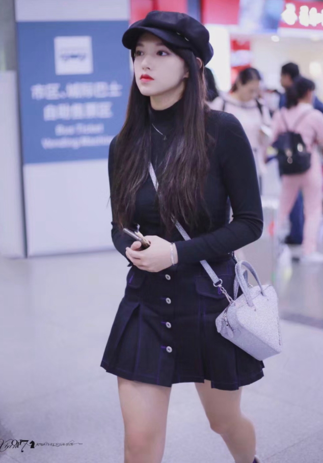 110斤程潇对自己太自信,直接穿短裤走机场,这多肉腿看服了