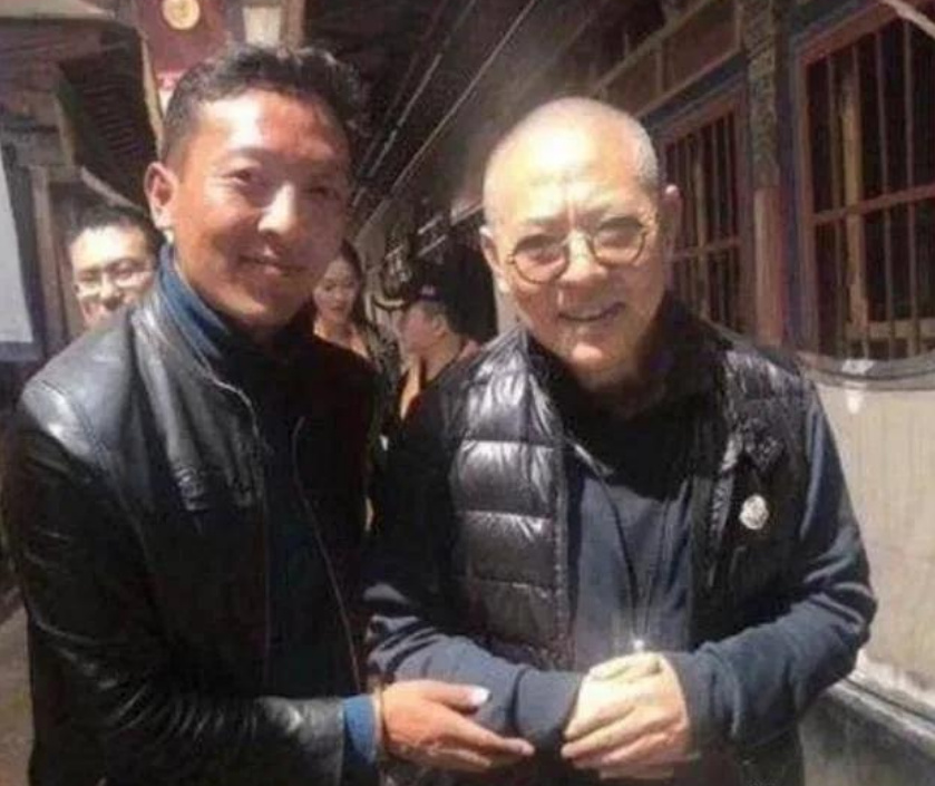 李连杰现身美国,60岁老态明显像老头,大女儿颜值普通不如妈!