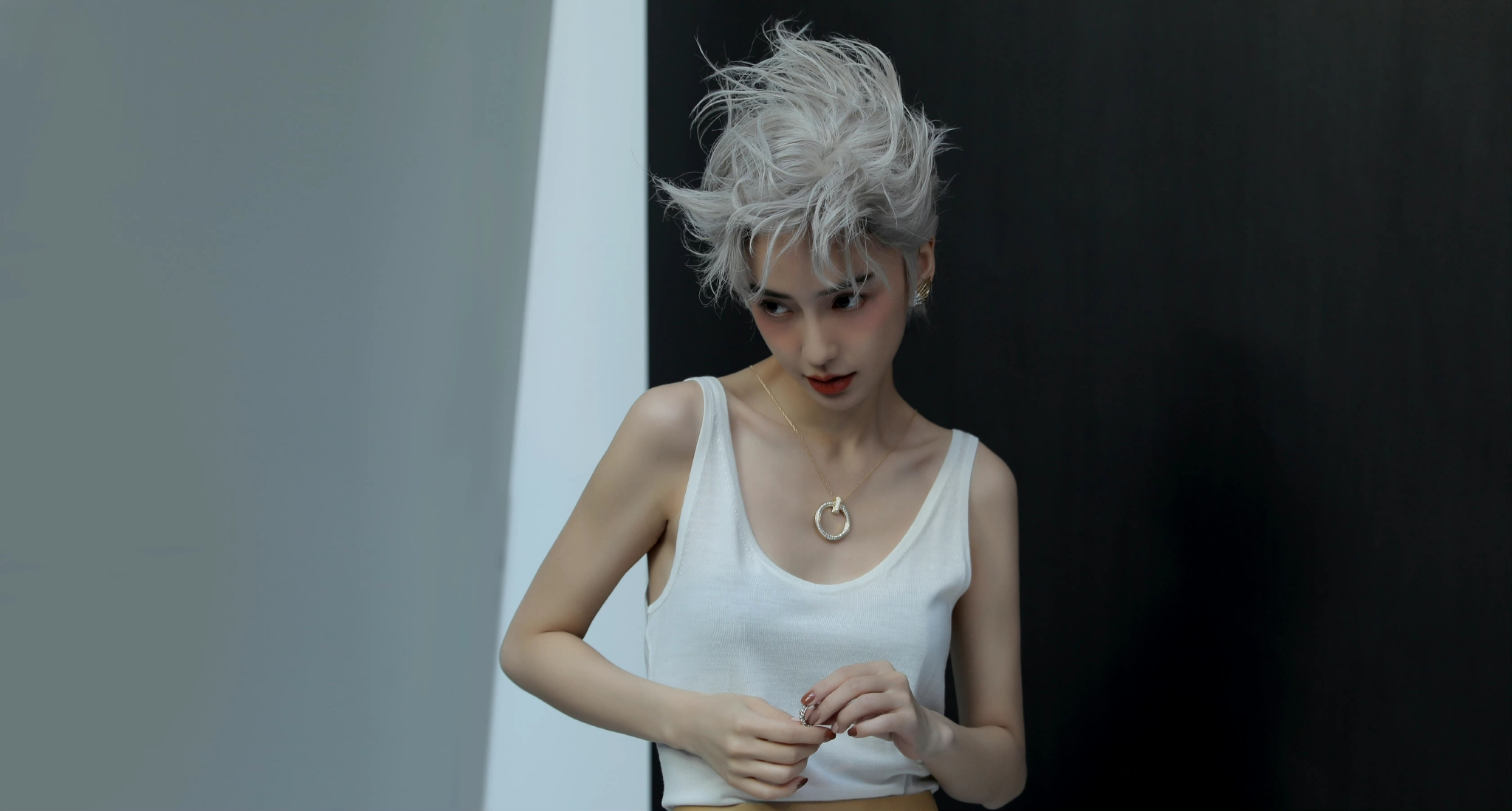 angelababy 银色短发造型花絮图 baby银发的撕漫感绝了啊!