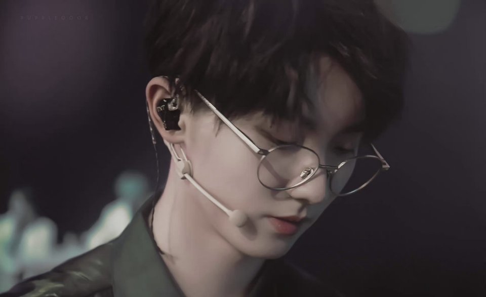 期待时代少年团对长马嘉祺一身黑西装正义盎然