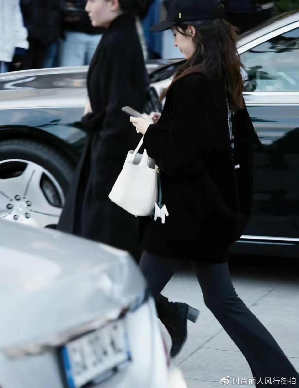 章泽天巴黎时装周街拍休闲又减龄