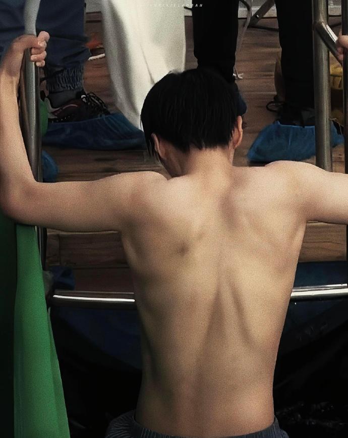 王俊凯《刺猬》首映同框有,是有游泳戏的小凯