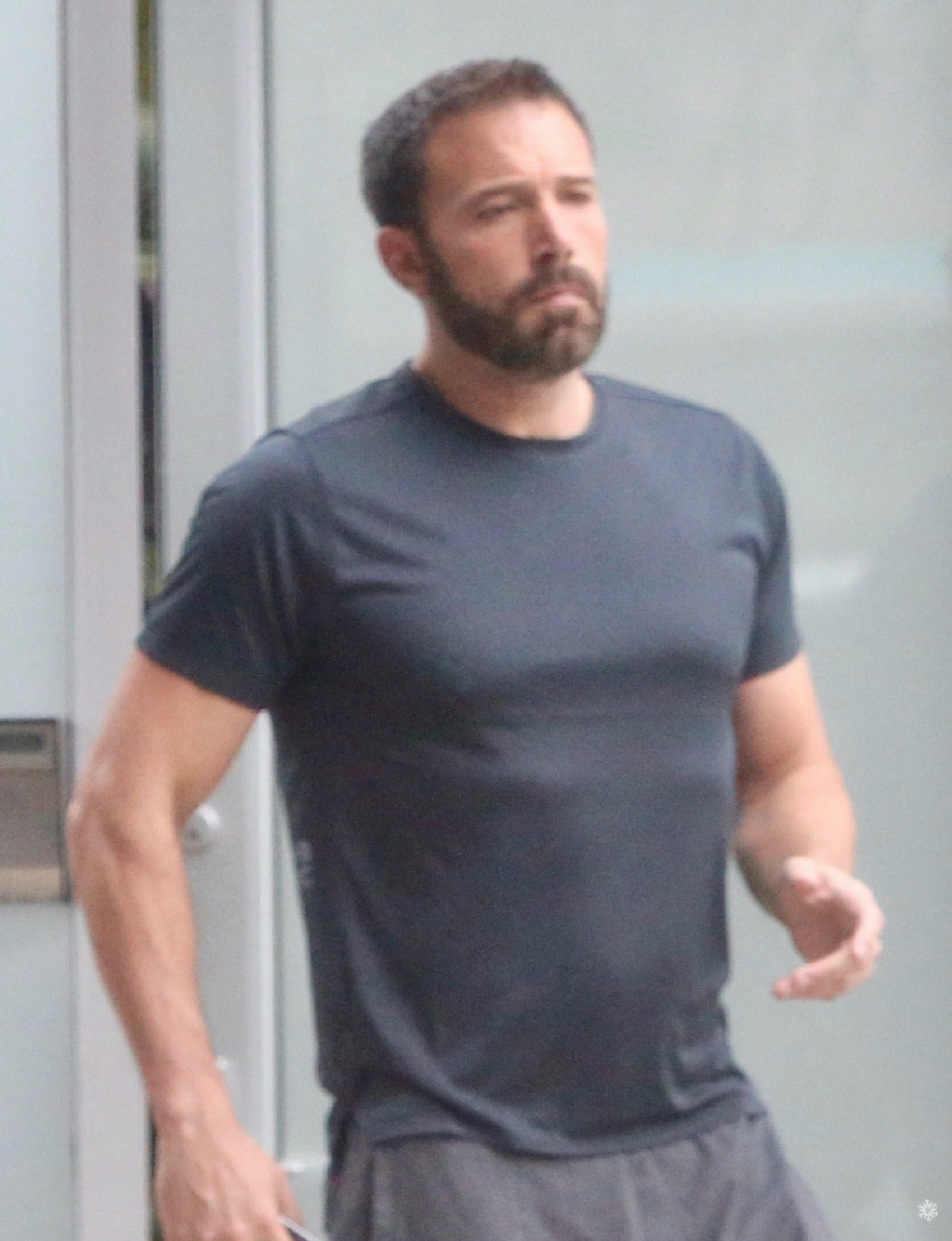 蝙蝠侠本阿弗莱克出街照瘦回190斤型男身材脖子回来啦