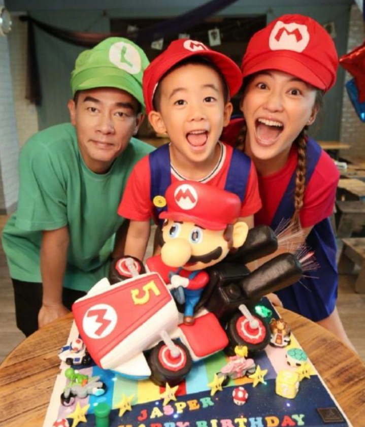陈小春首晒小儿子正面照张大嘴打哈欠超可爱还透露jasper有点妒忌