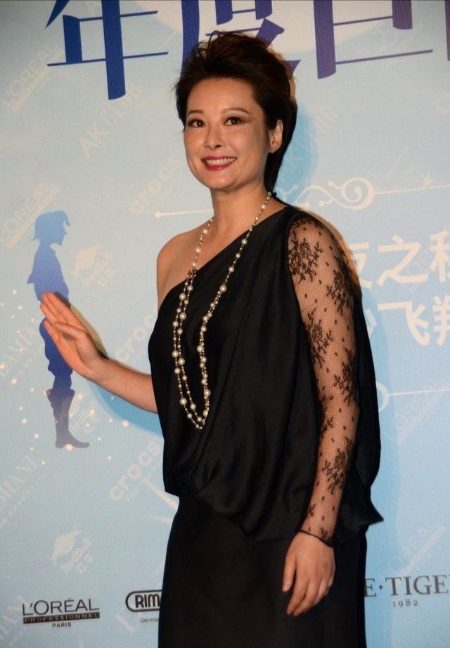 袁立中年发福太真实,穿无袖长裙暴露麒麟臂,黑纱更显得油腻富态