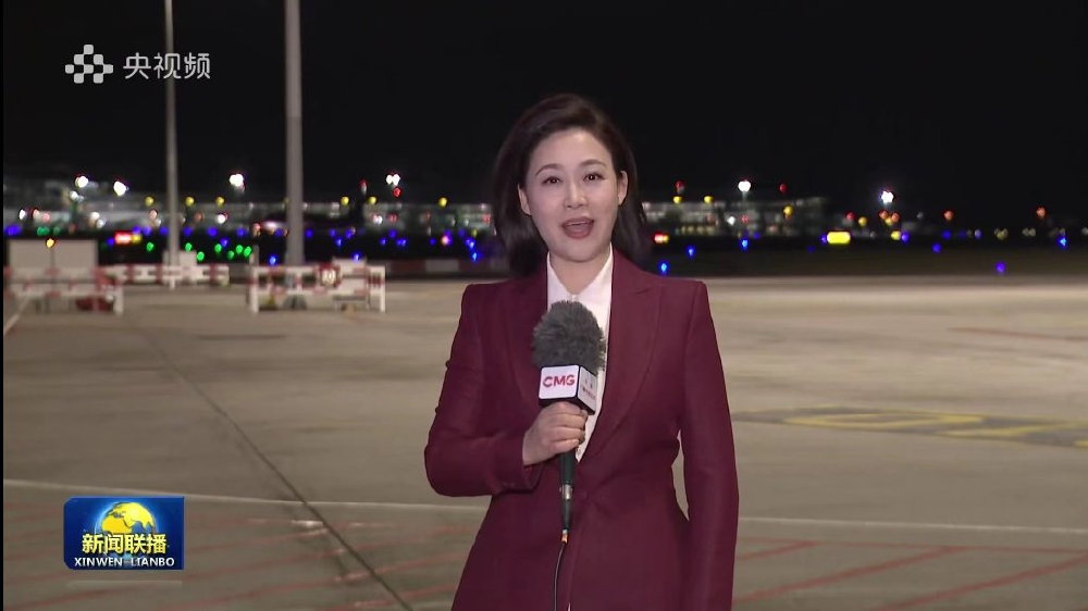 央视主播郑丽首次出国随访报道,网友:演播室和外景地不像一个人|妆容|淡妆|浓妆|新闻联播|北京_新浪新闻