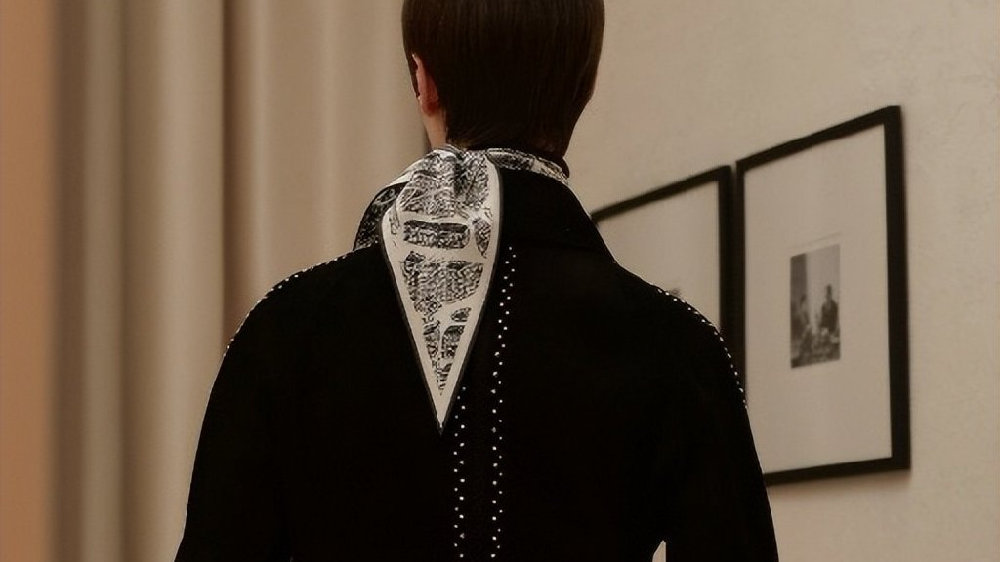 DIOR MITZAH丝缎材质款式围巾 传递前卫时尚|迪奥(Dior)|迪奥|丝巾|图案|发型_新浪新闻