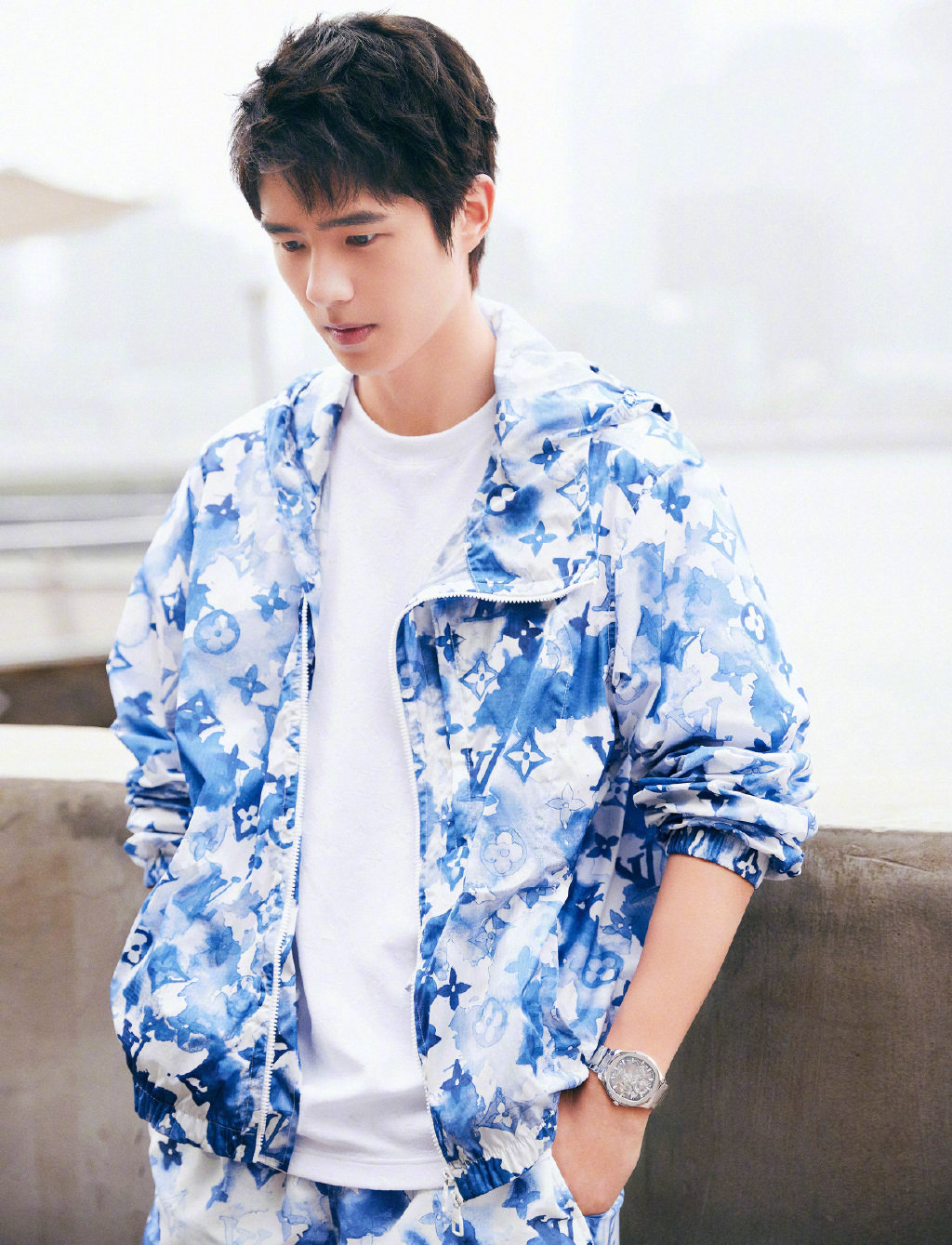 刘昊然好适合蓝白造型少年感拉满一个眼神都让人心动