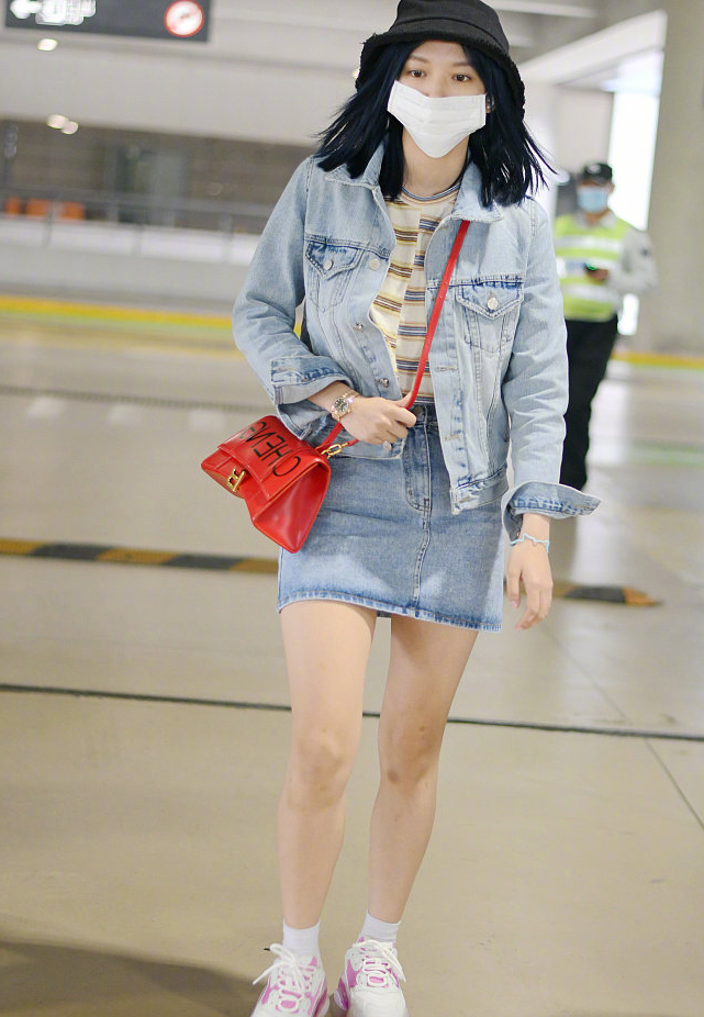 110斤程潇对自己太自信,直接穿短裤走机场,这多肉腿看服了