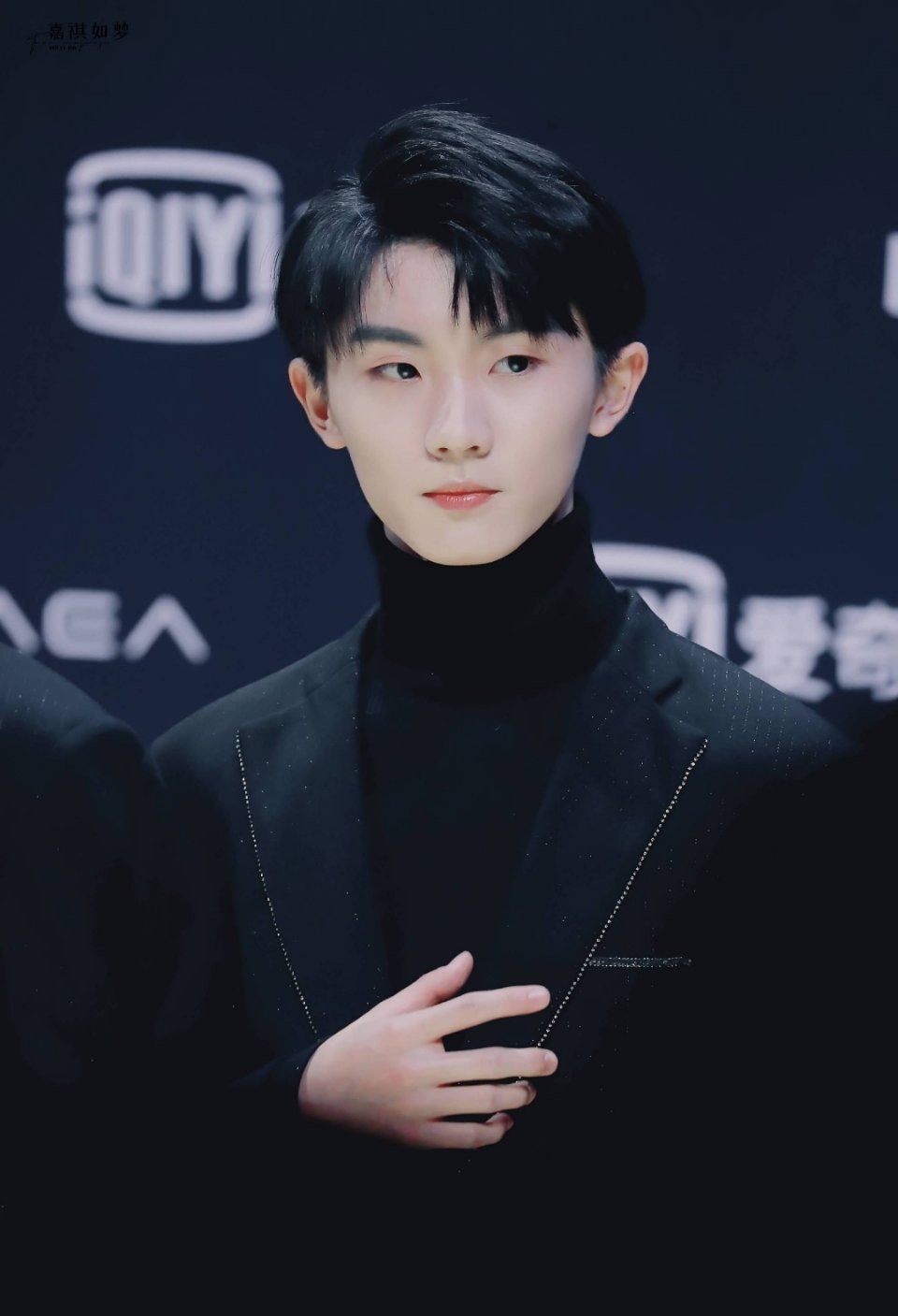 期待时代少年团对长马嘉祺一身黑西装正义盎然