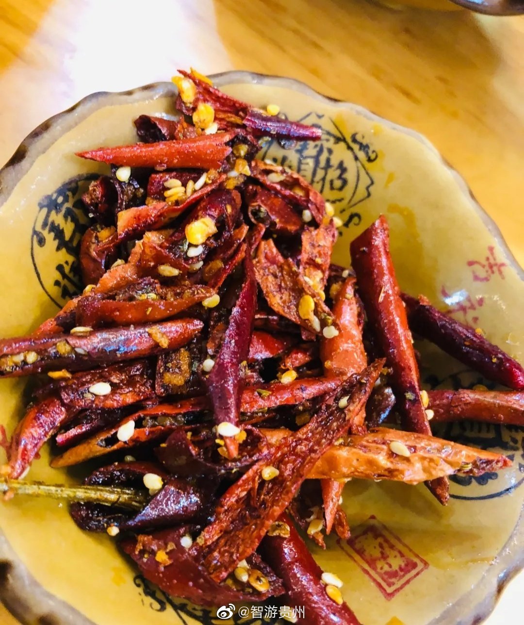 贵阳这种微凉的天气,就适合吃一碗热乎乎的羊肉粉,再搭配上小辣椒