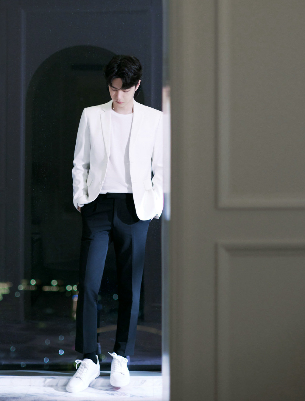 王一博 身穿白色西装内搭简约白t,儒雅翩翩少年干净清爽_高清图集