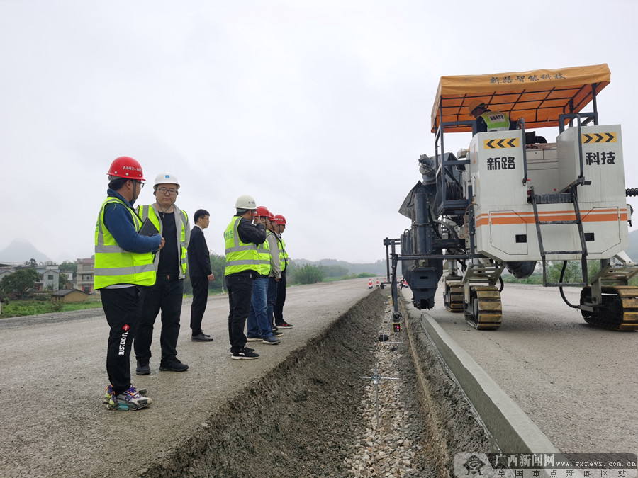 中建八局二公司项目部采用滑模机进行路缘石施工.通讯员 朱雪峰 摄