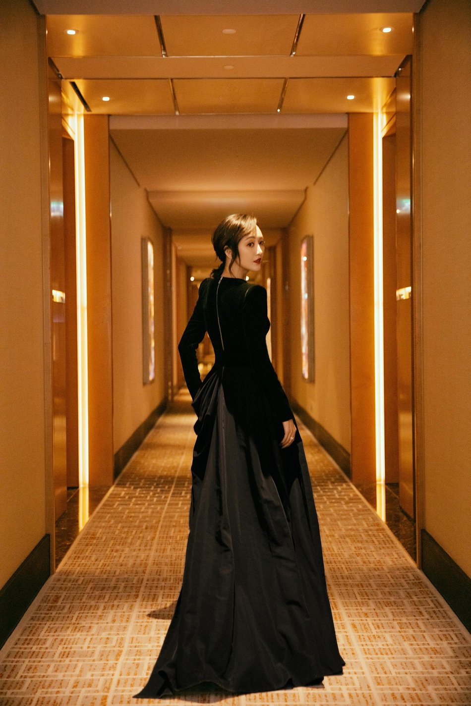 王鸥黑丝绒长裙优雅亮相 高开叉礼服秀长腿自信迷人